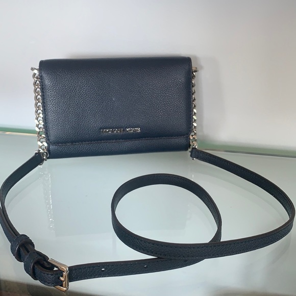 Michael Kors Handbags - NWT Michael Kors Jet Set Travel Phone Crossbody